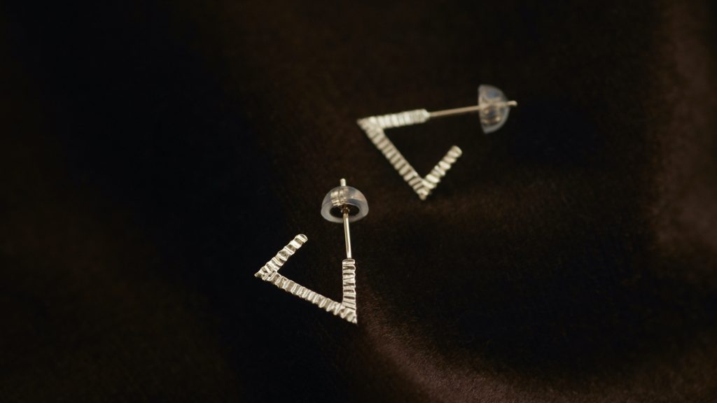 "tovera narrow half” ピアス